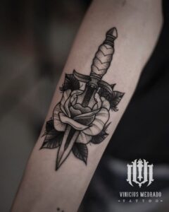 Tatuagem Old School flor e adage